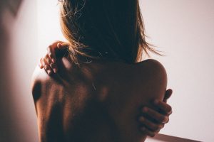 Stress et anxiété, les effets du stress sur la peau, femme - Sublime Reflet